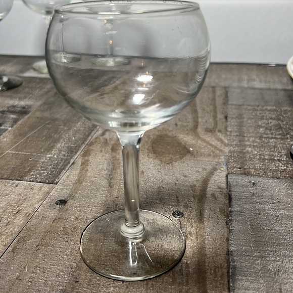 Round Clear Wine Glasses Stemware Set of Four - Picture 2 of 5